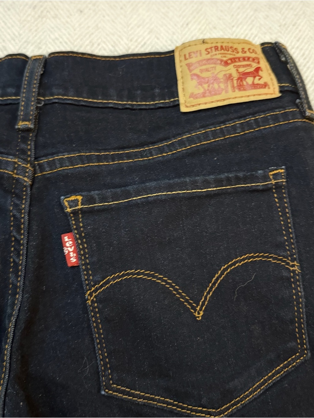 Levi's Women's Bermuda Denim Shorts Dark Wash Size 26 Mid Rise 9" Inseam